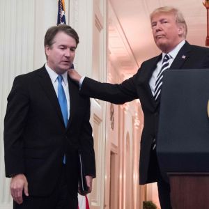 President Trumps hand ser ut att tynga domare Kavanaughs axel. Hur oberoende kan han bli? Vill han? President Trumps hand ser ut att tynga domare Kavanaughs axel.