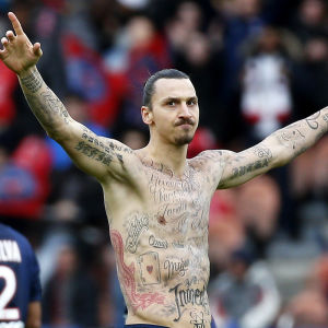 PSG:n Zlatan Ibrahimovic tuulettaa maalia.