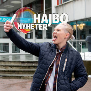 Nadine Baarman tar selfie med tungan ute och Hajbo Nytt logo.