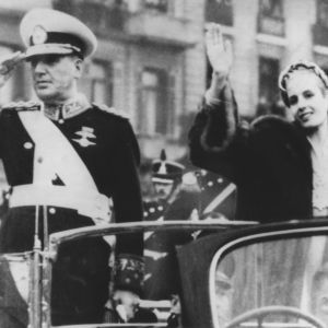 Juan ja Eva Peron tervehtivät yleisöä virkaanastujaisjuhlassa 1952