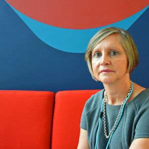 Ann-Christin Qvarnström-Obrey säger att med att ge traumavård till barn når man goda resultat. Barnpsykologen Ann-Christin Qvarnström-Obrey mot en brokig vägg.