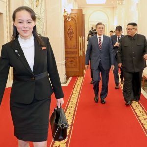 Kim Yo-jong (till vänster) i september 2018 under ett möte mellan Sydkoreas president Moon Jae-in och Nordkoreas ledare Kim Jong-un (båda i bakgrunden) i Pyongyang.