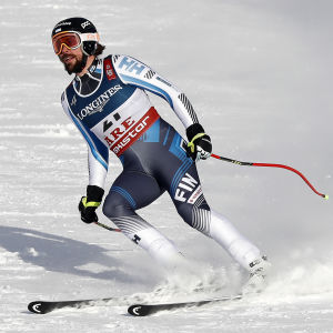 Alpintåkaren Andreas Romar bromsar med skidorna efter målgång.