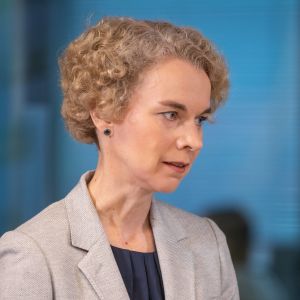 Kristi Raik är ledande estnisk tänktanksforskare på säkerhetspolitikens område. En kvinna fotad från sidan.