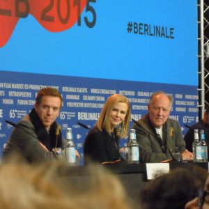Nicole Kidman mellan Damian Lewis och Werner Herzog under Berlinale i fjol. Och hur löd frågan?