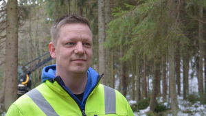 Skogsmaskinförare Andreas Sjölander som utför plockhuggningen. Andreas Sjölander.