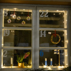 Grannhuset As oy Kerttuli har en egen fönsterjulkalender. Ett fönster med sex rutor, där varje ruta är en lucka i en julkalender.
