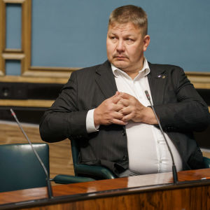 Perussuomalaisten kansanedustaja Juha Mäenpää istuntosalissa.