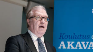 Akavas ordförande Sture Fjäder anser att regeringen sänder fel signaler till innovatörerna i Finland. Sture Fjäder