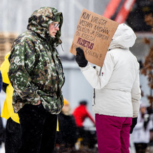 Turtiainen deltog i mars i en demonstration mot coronabegränsningarna. Turtiainen i kamouflagerock talar med demonstranter mot coronabegränsningar.