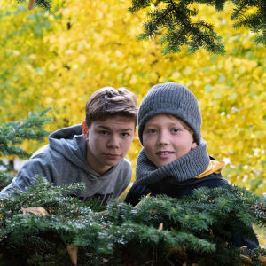 Två pojkar ser in i kameran.