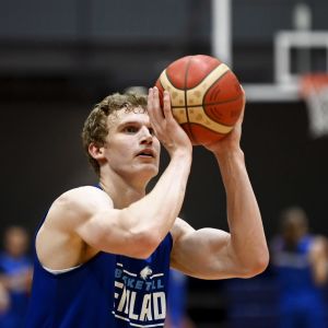 Lauri Markkanen Suomen miesten koripallon A-maajoukkueen harjoituksissa Helsingissä 28. kesäkuuta 2022. Susijengi valmistautui MM-karsintaotteluihin Ruotsia ja Kroatiaa vastaan.