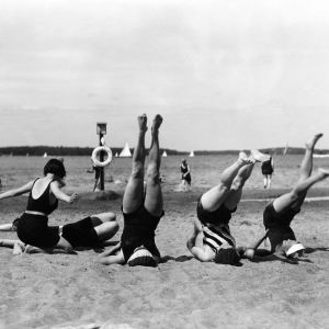 Voimistelua Pihlajasaaren hiekkarannalla vuonna 1931.