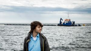 Boyan Slat poserar invid en tidig version av den uppblåsbara barriären. Boyan Slat