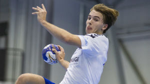 Ian Martin kan räkna med mycket speltid mot Tjeckien. Ian Martin i handbollslandskampen mot Japan hösten 2018.