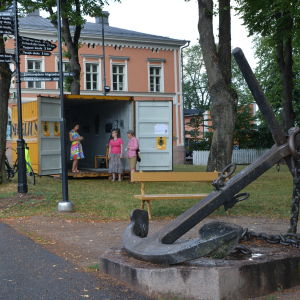 en park i lovisa där en container ställts fram för pop-up galleri