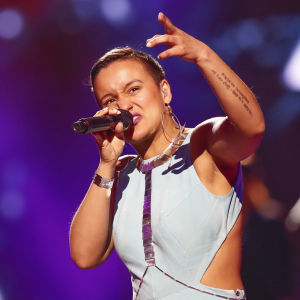 Sandhja uppträder i Eurovisionen.
