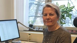 Elisabeth Storck Lindholm jobbade tidigare inom förlossningsvården och är nu en av dem som skriver vårdrekommendationer. Elisabeth Storck Lindholm i sitt arbetsrum framför datorn.
