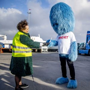 "Brexitmonstret" i Rotterdams hamn påminner om att övergångsperioden snart löpt ut. En person som är iklädd en monsterdräkt delar ut flygblad vid Rotterdams hamn. Det så kallade brexitmonstret påminner långtradarchaufförer om att det är dags att förbereda sig på att övergångsperioden mellan EU och Storbritannien snart löper ut.