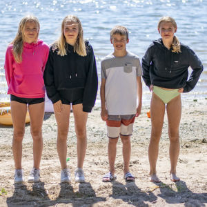 Fyra barn på stranden. 