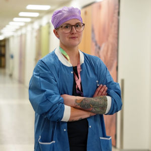 Anestesialääkäri Jenni Puoliväli-Oksala tekee päivystysvuoroja Seinäjoen keskussairaalassa.