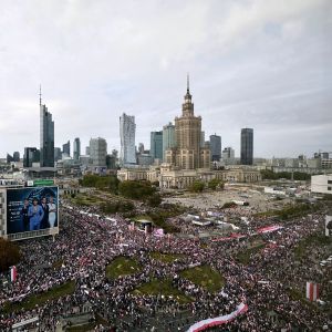Den polska oppositionen samlade hundratusentals anhängare i Warszawa.