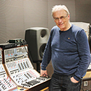 Andrew Bentley ja Yleisradion entisen kokeilustudion syntetisaattori Serge Musiikkitalolla. Andrew Bentley, Serge, syntetisaattori,