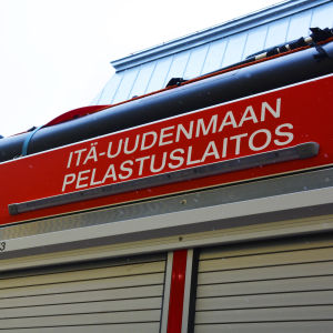 På bilden synns övre delen av en brandbil och texten Itä-uudenmaan pelastuslaitos.