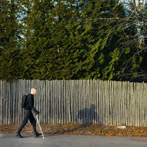 Mikon haaveena olisi kuntoutuminen ja pääsy tuettuun työtoimintaan. Hän on opiskellut datanomiksi, mutta opinnot täytyi keskeyttää oireiden pahennuttua. Mikko Huttunen kävelee kadulla.