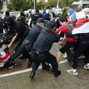 Polis och Omon-specialenheter griper demonstranter i Minsk den 1 september 2020. Belarus polis och OMON-specialpoliser river i studenter som marscherar med oppositionens flaggor för att visa sin solidaritet med politiska fångar i Minsk.