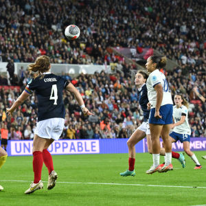 Lauren James nickar bollen i en match mellan England och Skottland.