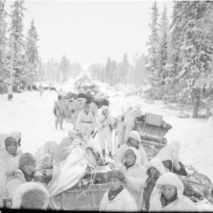 Sotasaalista Kiantajärven pohj.puolella. Kuvassa res.vänr. Niska ja Oikarinen. 29-12-39.