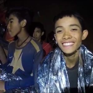 Den thailändska marinen offentliggjorde på onsdagen en ny video med pojkarna som är instängda i gruvsystemet Tham Luang i norra Thailand. 