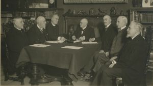 ÅA:s styrelse sammankommer i Ernst Dahlströms hem, Biskopsgatan 13. Från vänster: Ernst Grönblom, Alfred Jacobsson, August Jusélius, Ernst Dahlström, Josef Lönnblad, L.Kurtén och Magnus Dahlström. Åbo Akademis styrelse i början på 1900-talet.