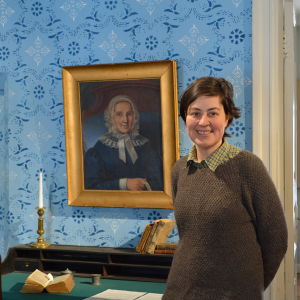 Ulrica Rosendahl vid porträtt av Virginia af Forselles Museiintendent Ulrica Rosendahl vid ett porträtt av Virginia af Forselles