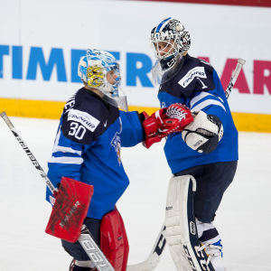 Finland byter målvakt i JVM-kvartsfinalen efter att Kanada tagit ledningen med 3–2 efter 27:20. Vehviläinen räddade sju av tio skott. Finland byter målvakt i JVM-kvartsfinalen efter att Kanada tagit ledningen med 3–2 efter 27:20. Vehviläinen räddade ju av tio skott.
