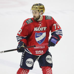 Emil Bemströms rookiesäsong i NHL (2019–20) resulterade i 10 + 10 = 20 poäng på 56 matcher. Emil Bemström bär HIFK:s guldhjälm.