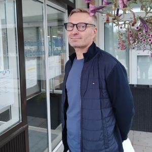 Servicechef Krister Lindman inledde dagen med att koordinera hemvårdarnas arbetsdag. Krister Lindman är servicechef inom hemvården i Borgå.