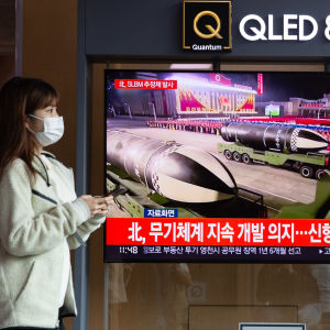 En kvinna i Seoul passerade en tv-skärm där det rapporterades om Nordkoreas senaste missiltest. 