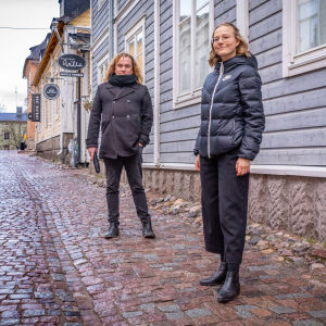 Kim Gustafsson och Merete Lindholm säger att det är lite jobbigt med distansövningar men gillar att Postbackens teatergäng ännu kämpar på. Kim Gustafsson och Merete Lindholm