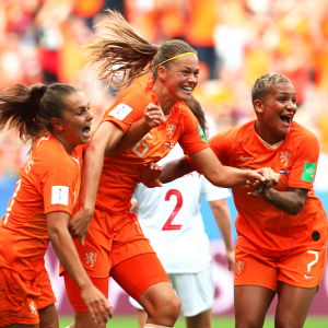 Holland firar mål.