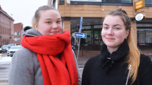 Jonna Piira och Janina Salo. Två unga vinterklädda kvinnor står i centrum av Borgå. De tittar båda in i kameran.