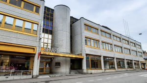 Hotell Sparre kan bli ett nytt tillhåll för distansarbetare. En byggnad i grått invid en gata. Vid ingången finns ett runt torn och en skylt med texten Sparre.