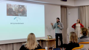 Tämä ryhmä oli kehittänyt interaktiivisia mittareita, jotka liikkuivat yleisön liikkeen ja äänen mukaan. Nordic Hack Day 2018 esitys
