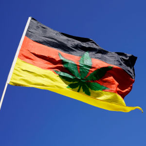 En tysk flagga med cannabissymbol.