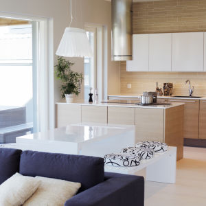 Inredning i vardagsrum och kök.