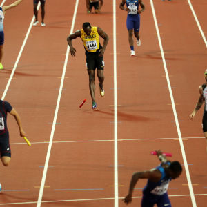 Usain Bolt tvingas se medaljerna rymma.