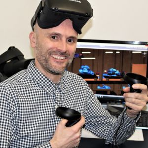 Spelutvecklaren Simon Smith befarar att brexit kommer att leda till kompetensflykt. Spelutvecklaren Simon Smith. På bilden har han på sig ett par 3D-glasögon.