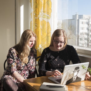 Amanda Helling och Julia Lillqvist vid datorn.