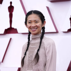 Regissör Chloé Zhao på röda mattan. Regissören Chloé Zhao på röda mattan under Oscarsgalan 2021.